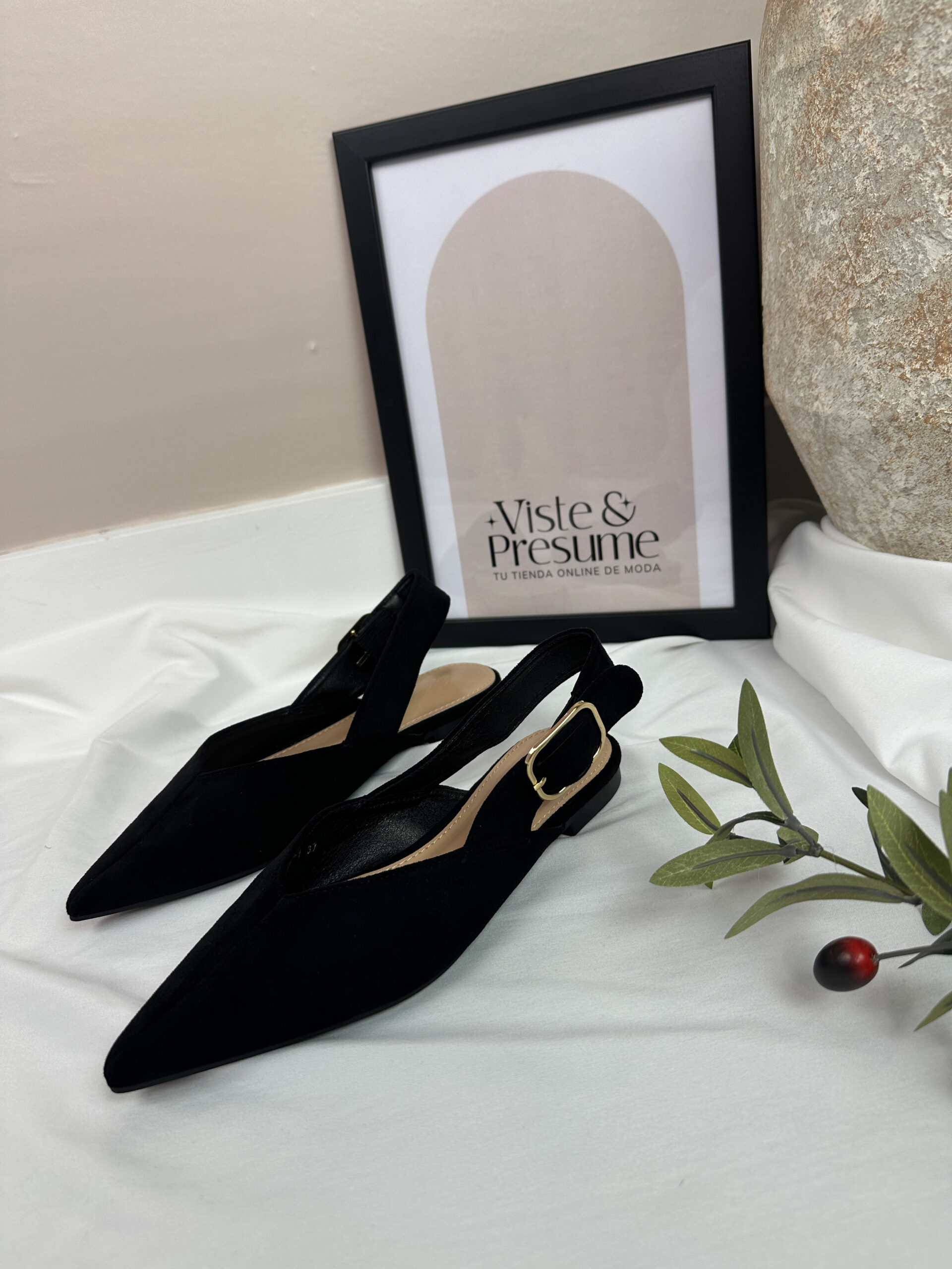 Stiletto plano negro