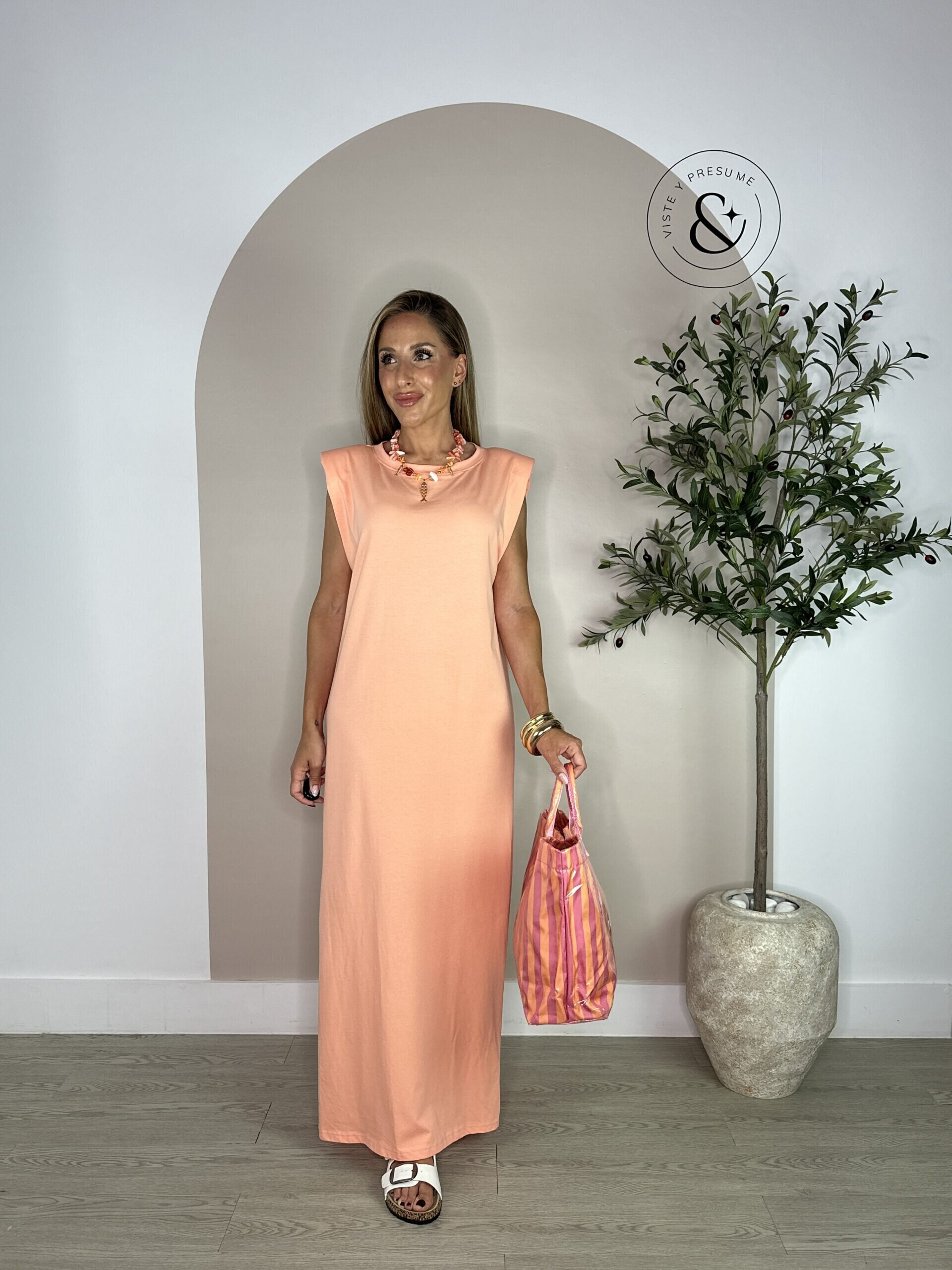Vestido hombreras coral