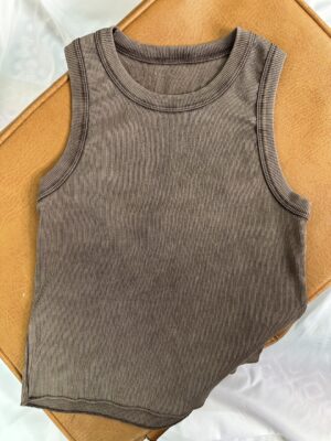 Top canalé marron
